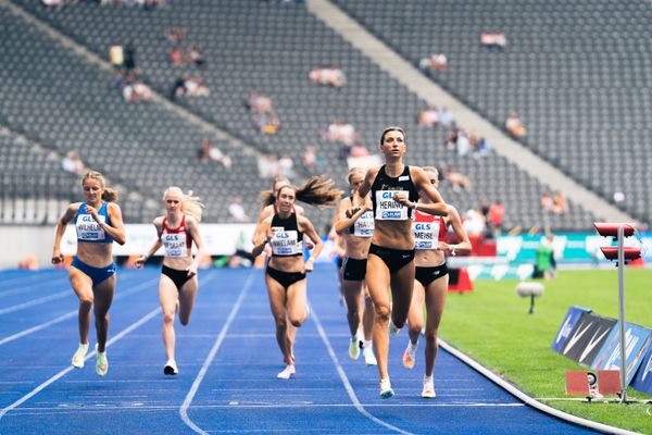 Christina Hering (LG Stadtwerke Muenchen) gewinnt ihren Vorlauf vor Verena Meisl (LG Olympia Dortmund), Julia Swelam (TSV Kirchhain), Laura Wilhelm (LAV Stadtwerke Tuebingen) waehrend der deutschen Leichtathletik-Meisterschaften im Olympiastadion am 25.06.2022 in Berlin